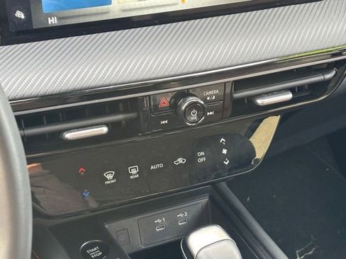 Used 2025 Nissan Kicks SR image 30