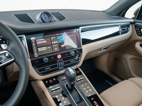 Certified 2026 Porsche Macan AWD/4WD image 15