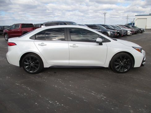 Used 2025 Toyota Corolla SE image 3