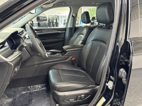 Used 2023 Jeep Grand Cherokee Limited w/ Black Appearance Package AWD/4WD image 9