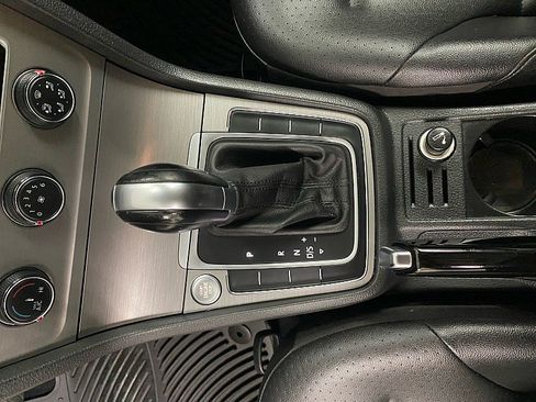 Used 2017 Volkswagen Golf Wolfsburg Edition image 20