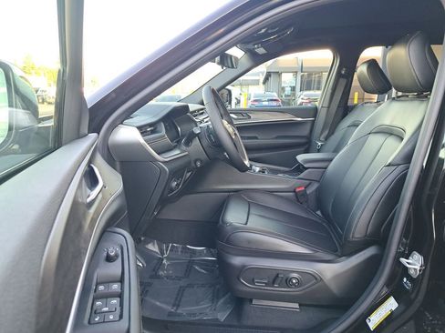 New 2025 Jeep Grand Cherokee Limited w/ Luxury Tech Group II AWD/4WD image 11