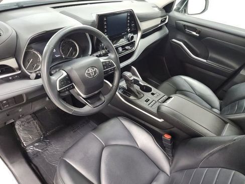Used 2022 Toyota Highlander XLE image 26