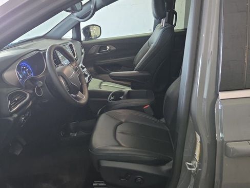 Used 2025 Chrysler Pacifica Select FWD image 7