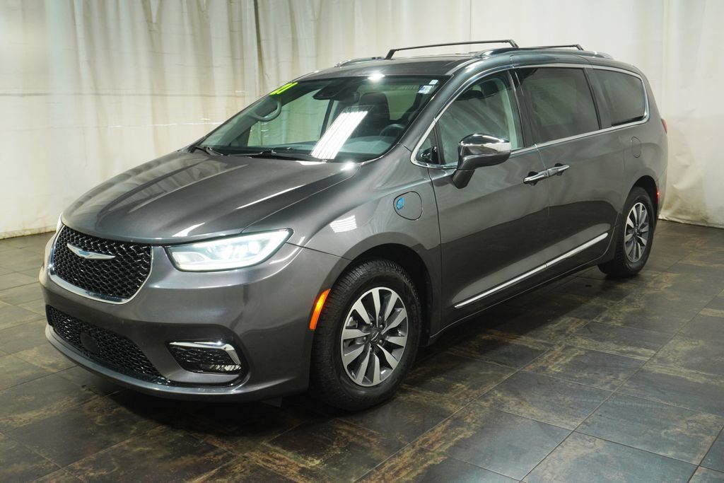 Used 2021 Chrysler Pacifica Limited w/ Uconnect Theater Family Group FWD image 2