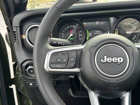 Used 2024 Jeep Wrangler Sahara image 27