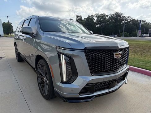 Used 2025 Cadillac Escalade ESV V AWD/4WD image 7