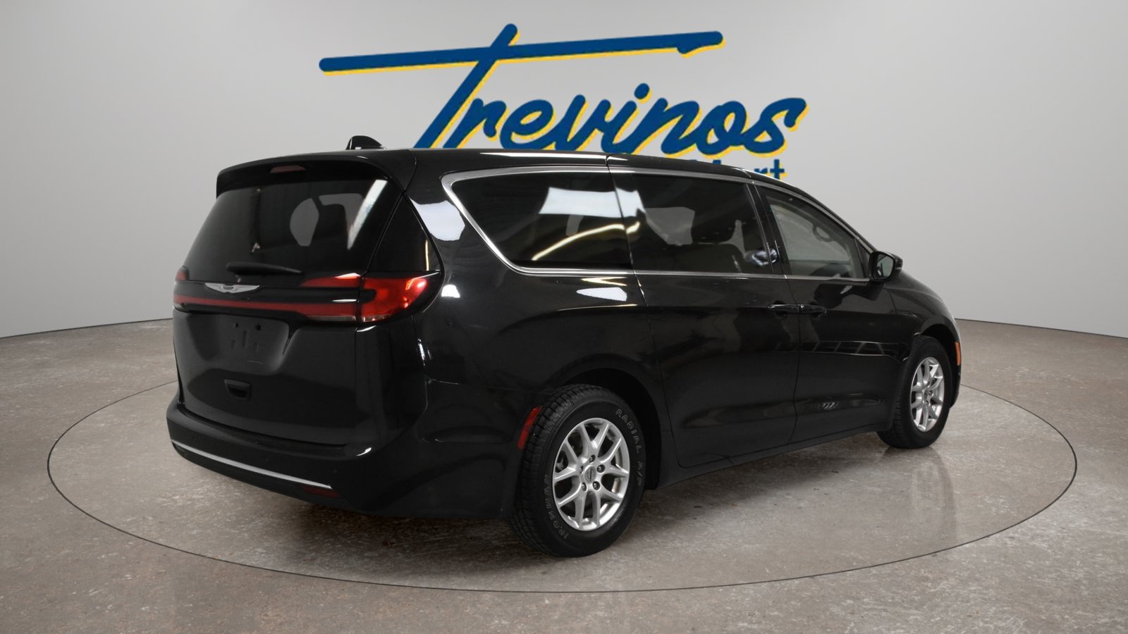 Used 2023 Chrysler Pacifica Touring-L FWD image 2