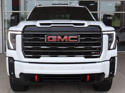 Used 2025 GMC Sierra 2500 AT4 AWD/4WD image 2