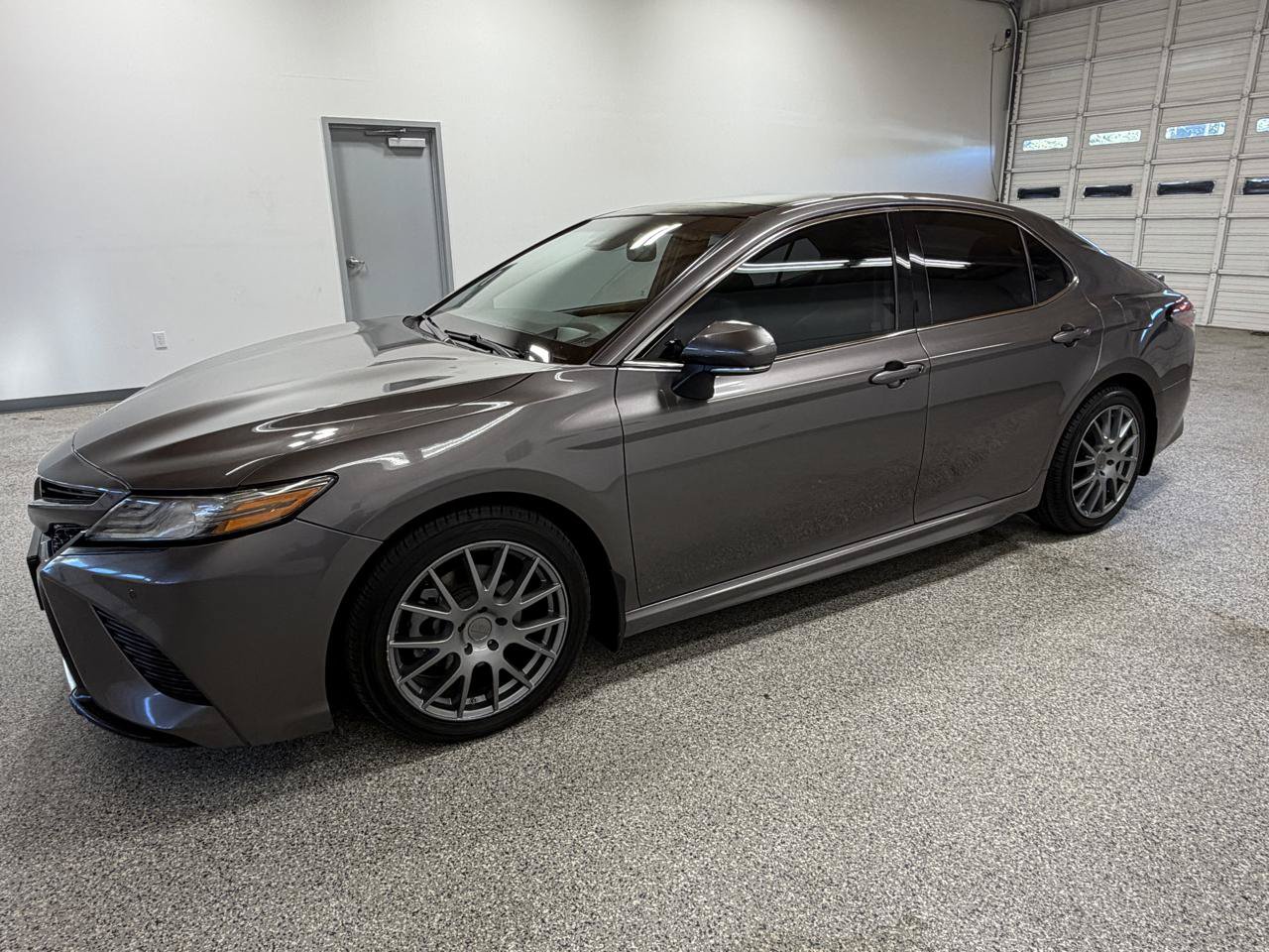 Used 2018 Toyota Camry XSE FWD image 2