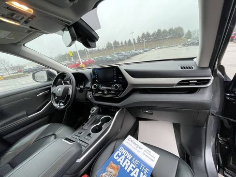 Used 2021 Toyota Highlander XLE image 11