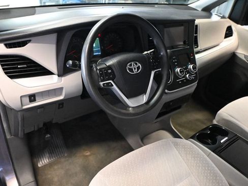 Used 2017 Toyota Sienna LE FWD image 10
