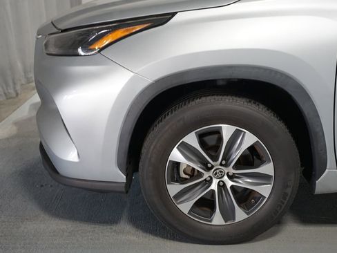 Used 2023 Toyota Highlander XLE image 5