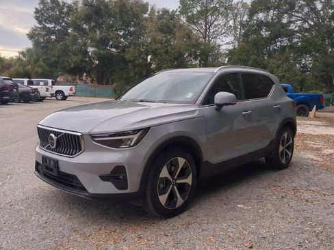 Used 2025 Volvo XC40 B5 Plus image 8