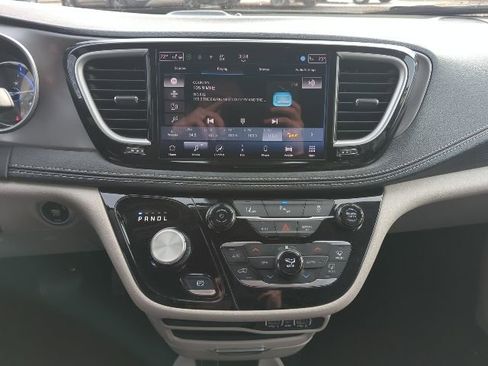 Used 2024 Chrysler Pacifica Select image 14
