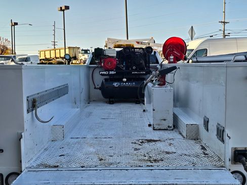 Used 2022 Ford F550 2WD Regular Cab Super Duty image 10