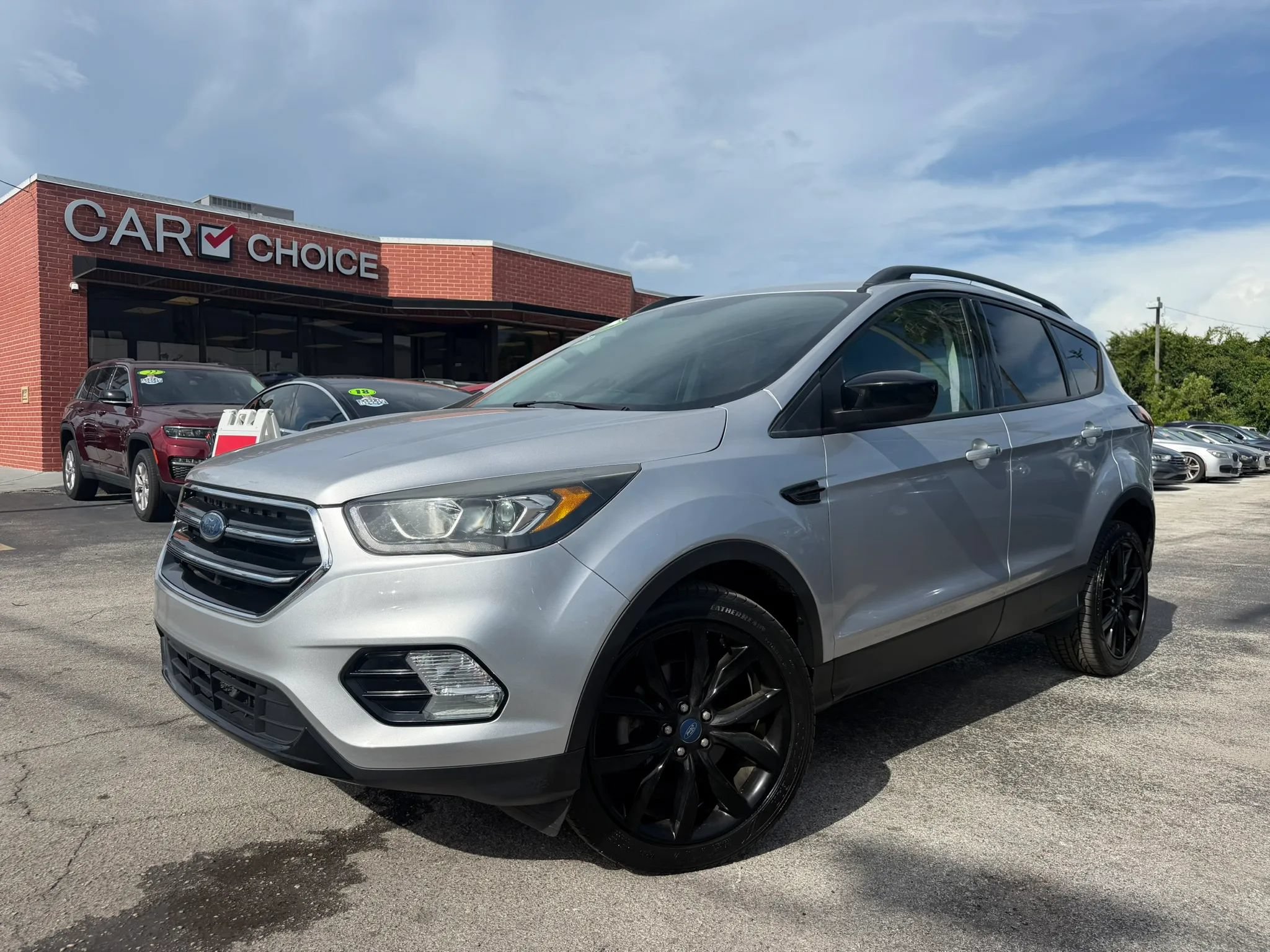 Used 2019 Ford Escape SE FWD image 1