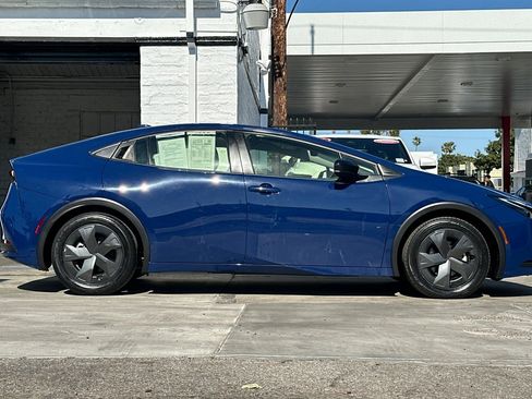 Used 2024 Toyota Prius LE image 3