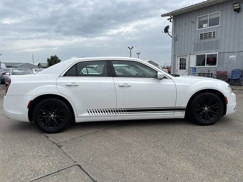 Used 2016 Chrysler 300 Limited image 9