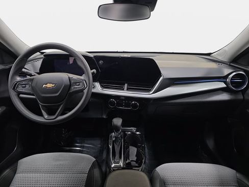 Used 2025 Chevrolet Trax LT FWD image 10