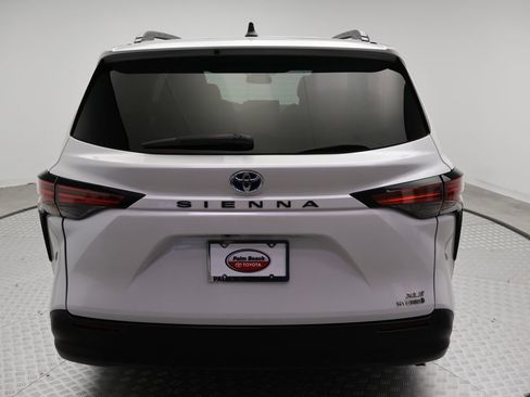 Used 2022 Toyota Sienna XLE FWD image 10