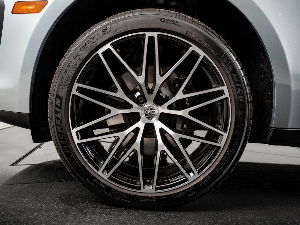 Certified 2025 Porsche Macan AWD/4WD image 12