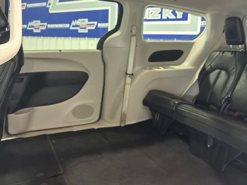 Used 2023 Chrysler Pacifica Touring-L FWD image 29