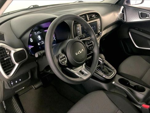 Used 2025 Kia Soul LX w/ LX Technology Package FWD image 14