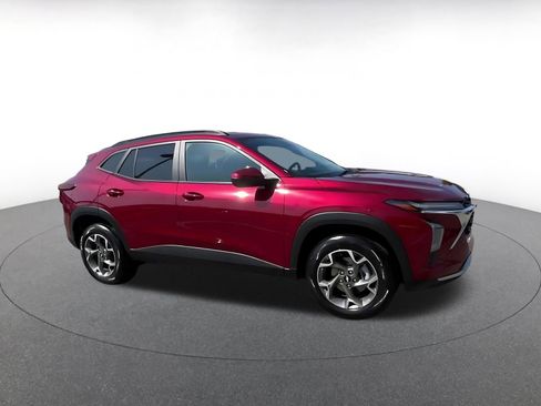Used 2025 Chevrolet Trax LT FWD image 2