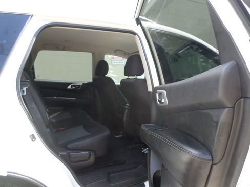 Used 2019 Nissan Pathfinder S image 18