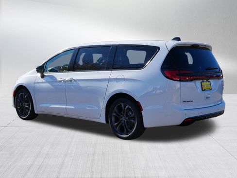 New 2026 Chrysler Pacifica Select image 3