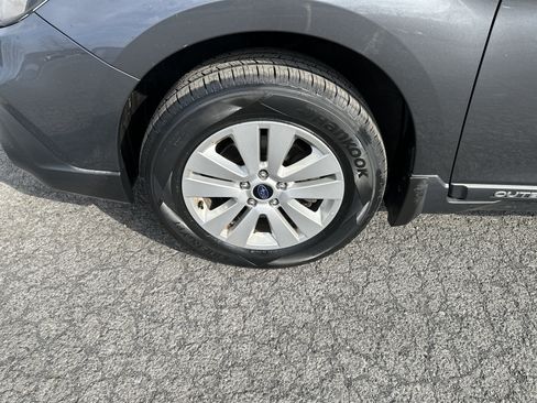 Used 2018 Subaru Outback 2.5i Premium image 11