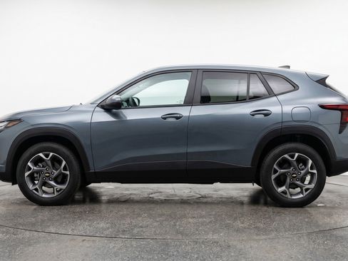 Used 2025 Chevrolet Trax LT w/ LT Convenience Package FWD image 5