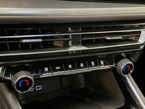 Used 2025 Chevrolet Traverse LT image 24