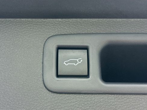 Used 2025 Toyota Highlander XLE image 31