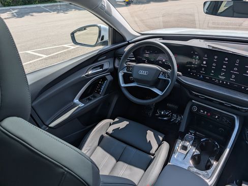 Certified 2025 Audi Q5 Premium w/ Premium Plus AWD/4WD image 9