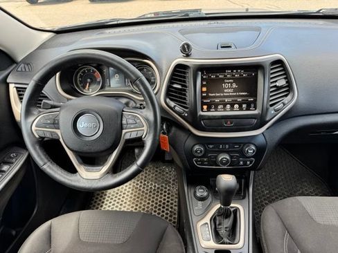 Used 2017 Jeep Cherokee Latitude w/ Cold Weather Group AWD/4WD image 17