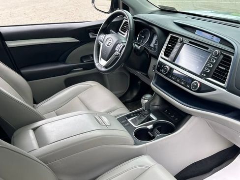 Used 2019 Toyota Highlander XLE AWD/4WD image 29