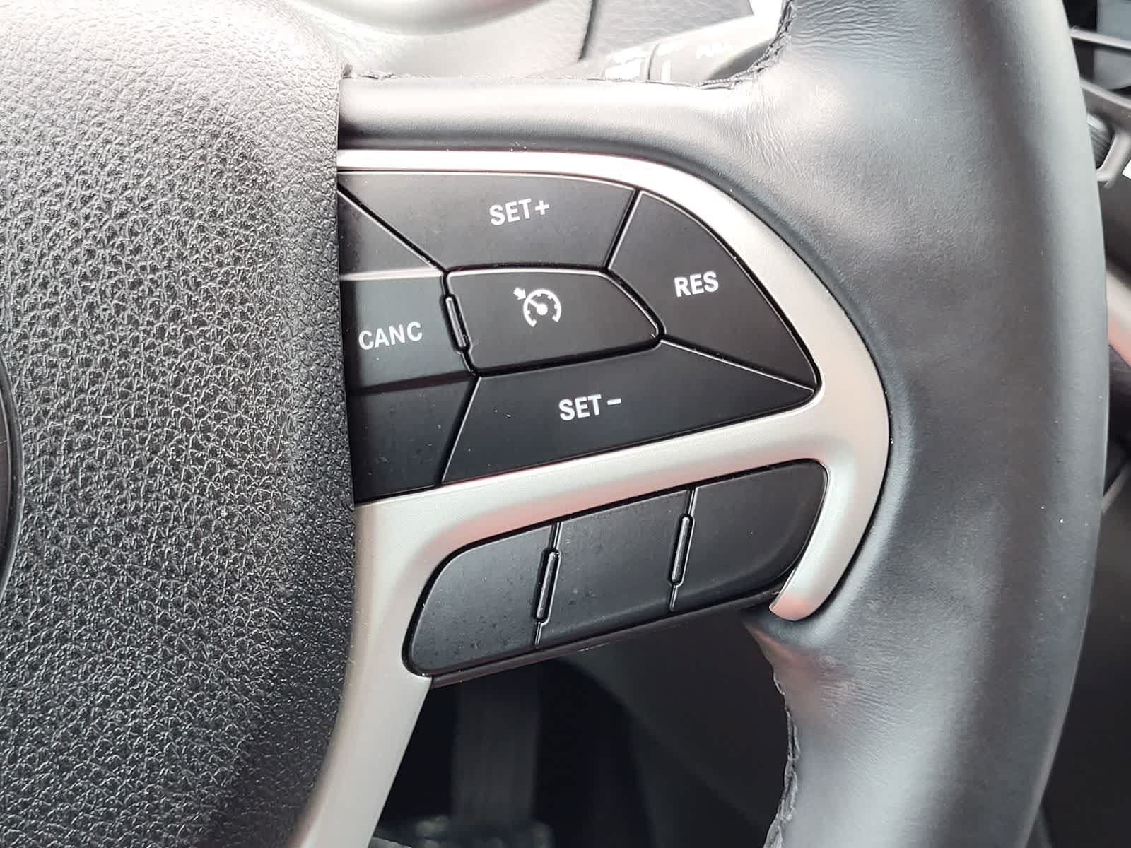 Used 2018 Jeep Cherokee Latitude Plus FWD image 18