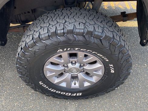 Used 2018 Toyota Tacoma SR5 AWD/4WD image 12