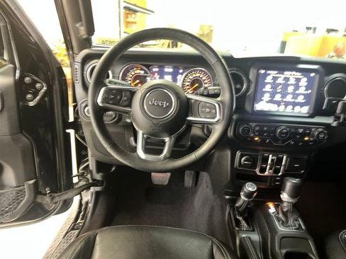 Used 2018 Jeep Wrangler Unlimited Sahara image 16