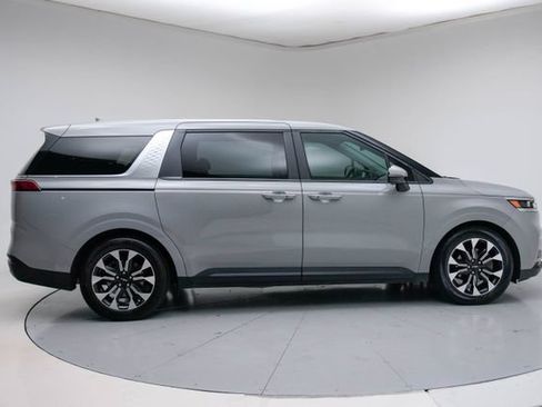 Used 2022 Kia Carnival EX FWD image 8