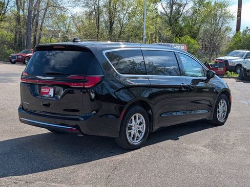 Used 2025 Chrysler Pacifica Select FWD image 5
