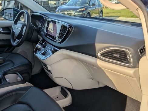 Used 2022 Chrysler Pacifica Touring-L image 30