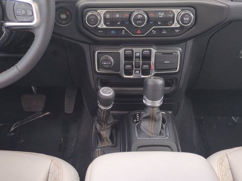 Used 2023 Jeep Wrangler Unlimited Sahara AWD/4WD image 20