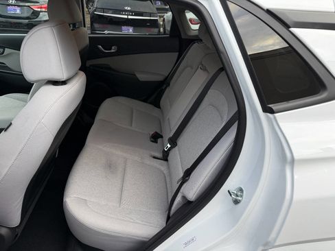 Used 2023 Hyundai Kona SE image 4