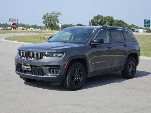 Used 2024 Jeep Grand Cherokee Laredo RWD image 3