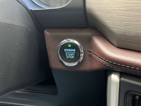 Used 2022 Ford Expedition Limited image 24