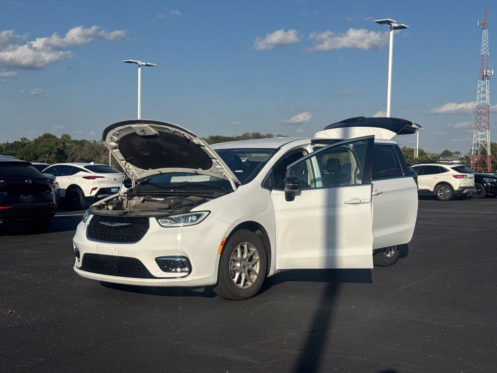 Used 2024 Chrysler Pacifica Touring-L FWD image 21