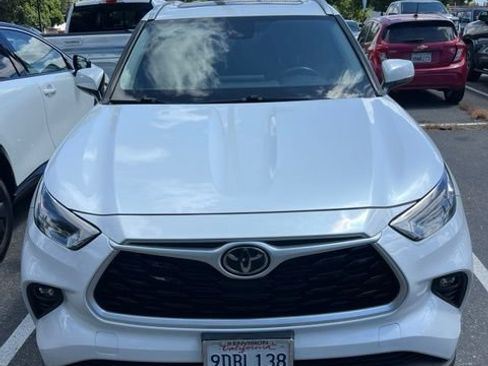 Used 2022 Toyota Highlander XLE AWD/4WD image 3